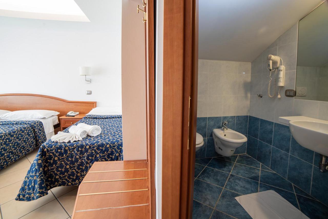 Hotel Ambasciatori Каттоліка Екстер'єр фото